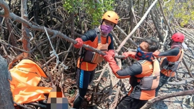 Proses Evakuasi Korban Oleh Petugas.