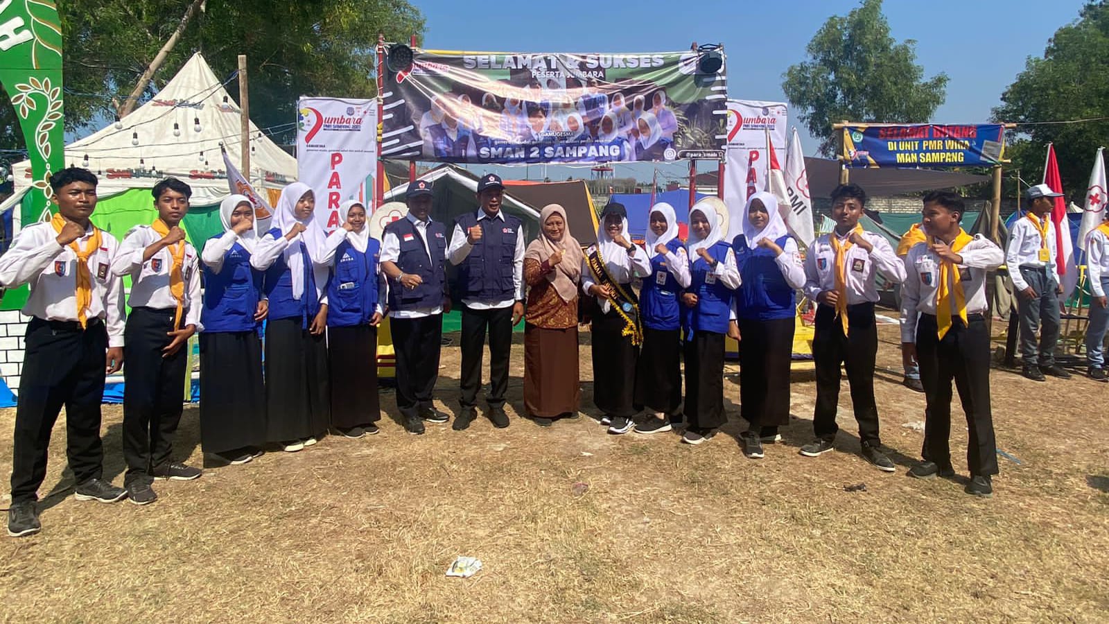 Wakil Bupati Sampang H. Abdullah Hidayat Saat Mengunjungi Salah Satu Tenda Kontingen Sman 2 Sampang.