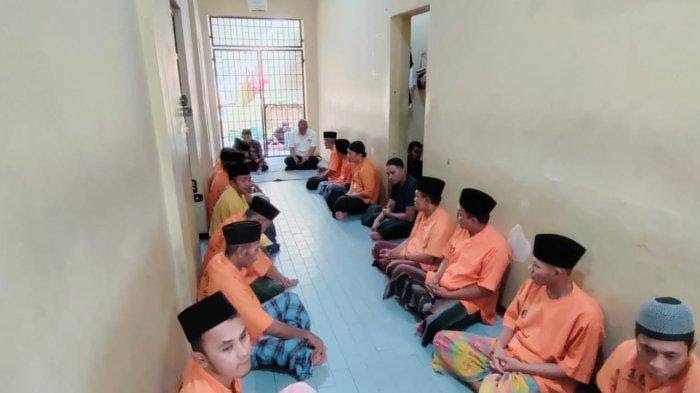 Para Tahanan Di Polres Sumenep Saat Mengikuti Bimbingan Rohani Dan Mental.