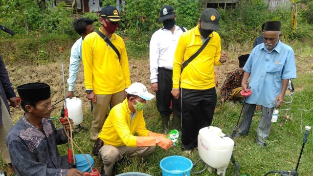 Disperta Kp Sampang Saat Memberikan Pelatihan Pembuatan Pupuk Organik.