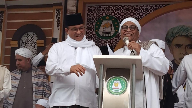 Anies Baswedan Saat Bersama Pengasuh Ponpes Al - Ihsan Jrangoan.