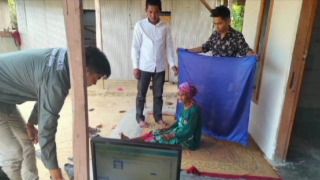 Petugas Dispendukcapil Sampang Saat Turun Membantu Pengurusan Adminduk Warga Lansia.