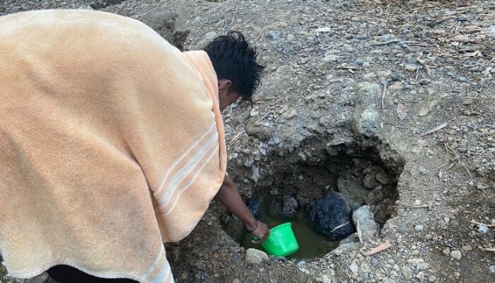 Terdampak Kekeringan, Warga Sampang Lakukan Berbagai Cara Demi Mendapatkan Air Bersih