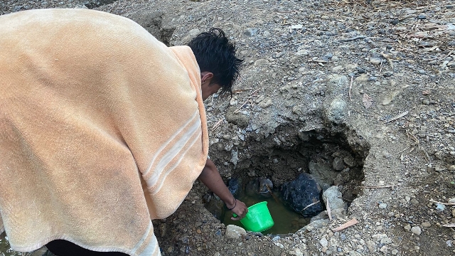 Salah Satu Warga Saat Hendak Mandi Dengan Menggali Lubang Di Pinggir Sungai Untuk Mendapatkan Air Bersih.