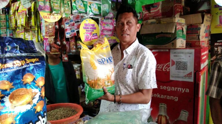 Petugas Saat Mengecek Harga Beras Di Salah Satu Pasar.