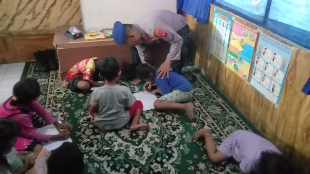 Anak Jalanan Saat Mendapat Pemdidkan Dirumah Belajar Yang Dibangun Oleh Satpolairud Bangkalan.