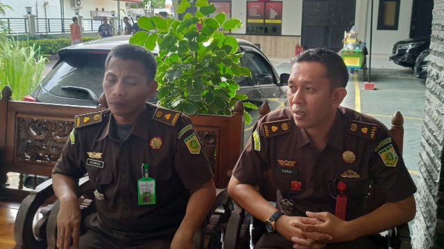 Kasi Intel Kejaksaan Negeri Sampang, Achmad Wahyudi Didampingi Kasi Pidum Kejaksaan Negeri Sampang Doni Saat Memberikan Keterangan Kepada Awak Media.