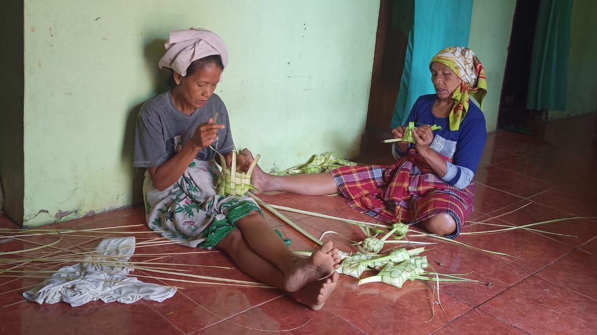 Beberapa Warga Saat Membuat Ketupat.