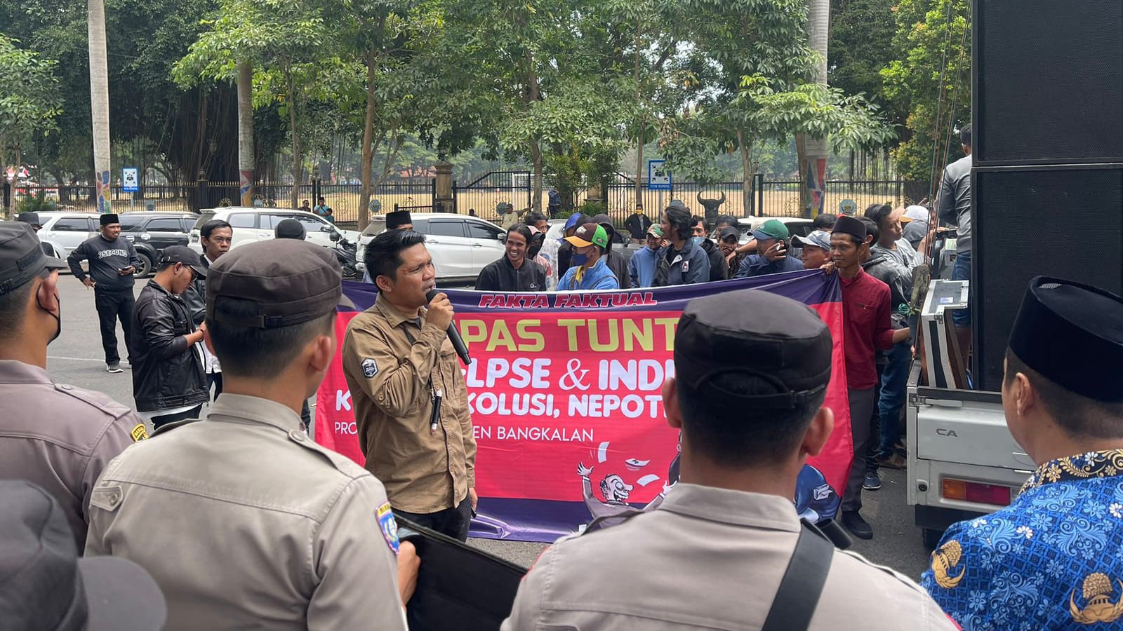 Aksi Unjuk Rasa Di Depan Gerbang Pintu Pendopo Agung Bangkalan