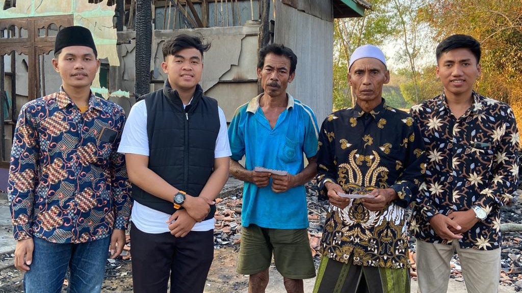 Pengurus Dpk Knpi Kedungdung Saat Menyalurkan Bantuan Kepada Korban Kebakaran.