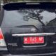 Mobil Yang Ditumpangi Oleh Kepala Disnaker Sampang Usai Mengalami Kecelakaan Ringan.