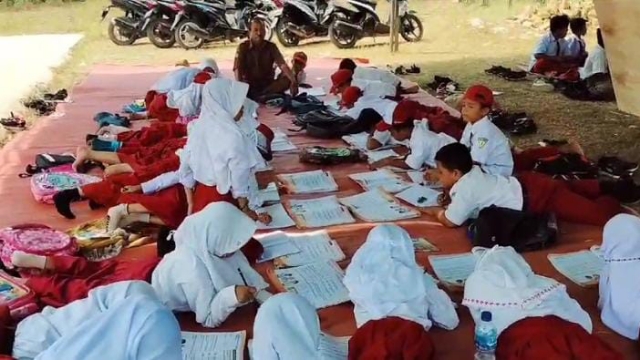 Potongan Video Hasil Screenshot Sejumlah Siswa Saat Mengikuti Pembelajaran Dibawah Tenda Di Balai Desa Setempat.