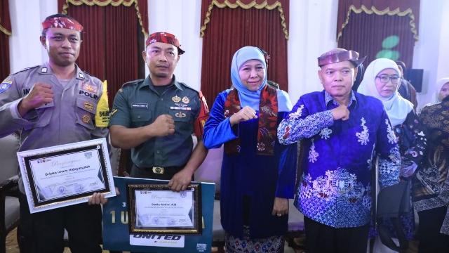 Tiga Pilar Desa Batuporo Barat Kecamatan Kedungdung Kabupaten Sampang Saat Bersama Gubernur Jawa Timur Khofifah Indar Parawansa. (Foto Prokopim Pemkab Sampang)