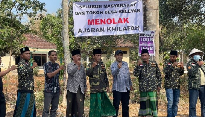 Tolak Ajaran Khilafah, Kades Dan Tomas Desa Keleyan Bangkalan Pasang Spanduk Di Sepanjang Jalan