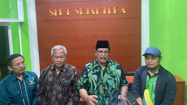 Plt Bupati Bangkalan Drs. Moni Saat Diwawancara Awak Media.