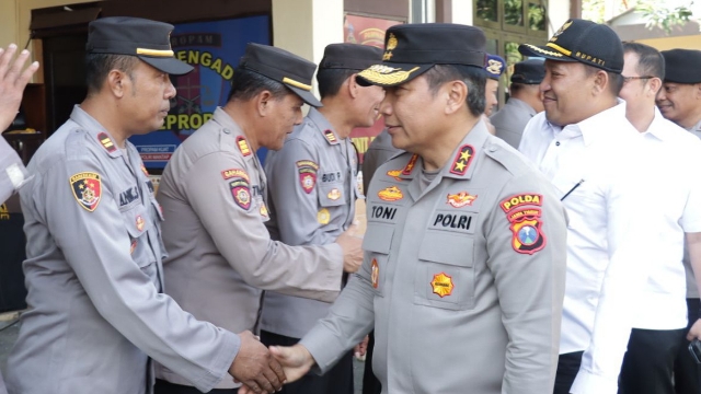 Kapolda Jatim Didampingi Bupati Sampang Saat Memasuki Halaman Mapolres Sampang.