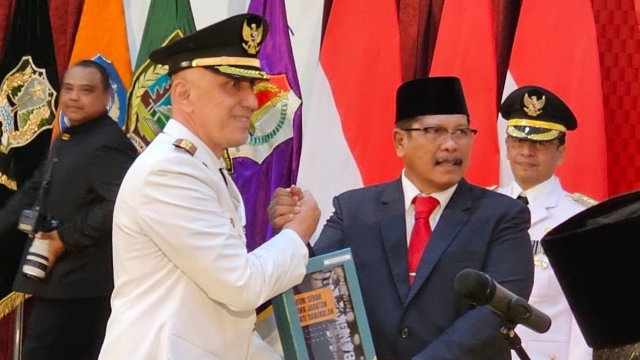 Pj Bupati Bangkalan Dr. H. Arief M. Edie Bersama Drs. Moh. Mohni.