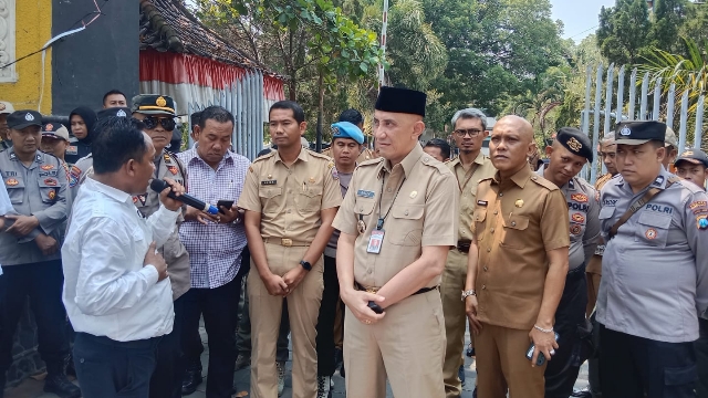 Sejumlah Warga Saat Melakukan Aksi Unjuk Rasa Di Pintu Gerbang Kantor Pemkab Bangkalan