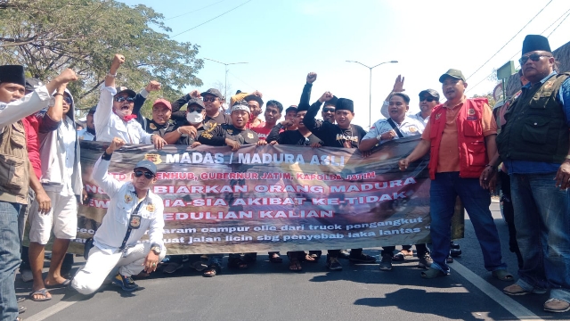 Peserta Demo Saat Melakukan Aksi Protes Di Akses Jembatan Suramadu.