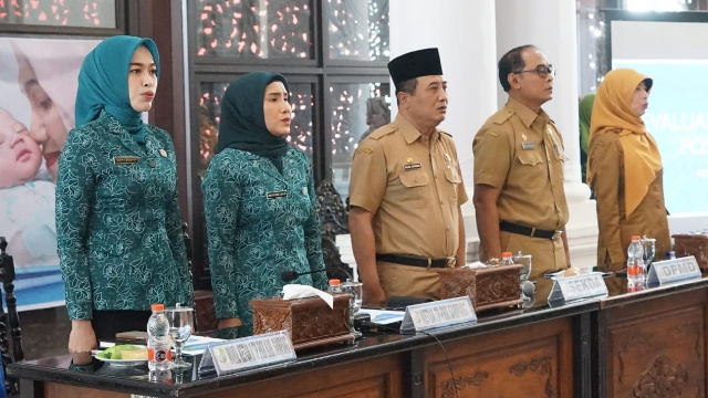 Sekdakab Sampang Saat Memimpin Evaluasi Pokjanal. (Foto : Prokopim Pemkab)