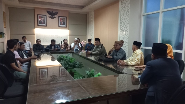 Suasana Saat Berlangsungnya Audensi Mahasiswa Asal Desa Lerpak Di Kantor Dinas Pendidikan.