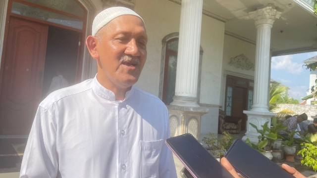 Pengasuh Pondok Pesantren Ibnu Cholil Bangkalan Kh. Imam Bukhori