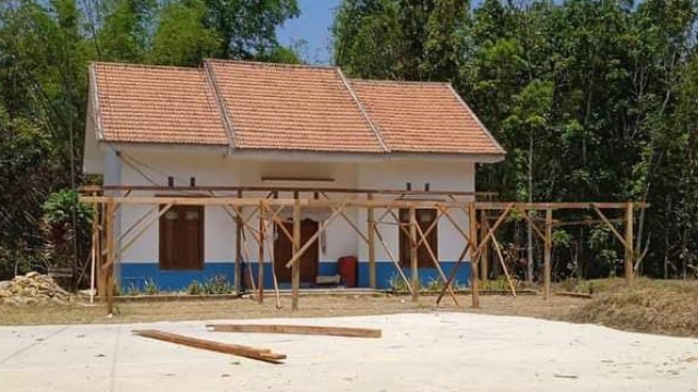 Kondisi Kerangka Gedung Dari Kayu Di Depan Balai Desa Lerpak.