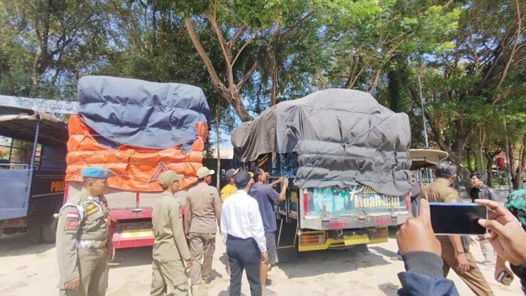 Dua Truk Yang Dinamakan Oleh Satpol Pp Pamekasan.