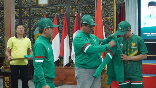 Ketua Koni Bangkalan Moch Fauzan Jakfar Saat Mengukuhkan Kontingen Bangkalan.