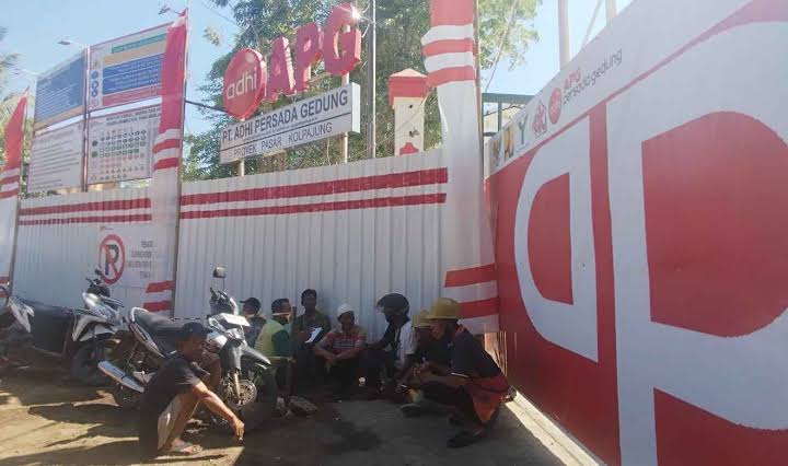 Para Pekerja Tampak Berada Di Depan Proyek Pembangunan Pasar Kolpajung. (Foto : Seru.co.id)