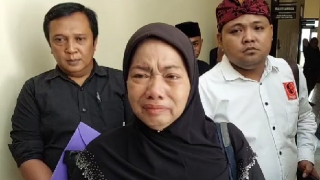 Ibu Kandung Korban Saat Mendatangi Polres Sampang Dengan Penuh Haru.