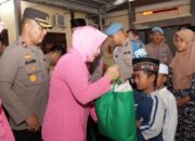 Peringati Maulid Nabi Muhammad, Polres Sampang Bagikan 1000 Paket Sembako Kepada Anak Yatim