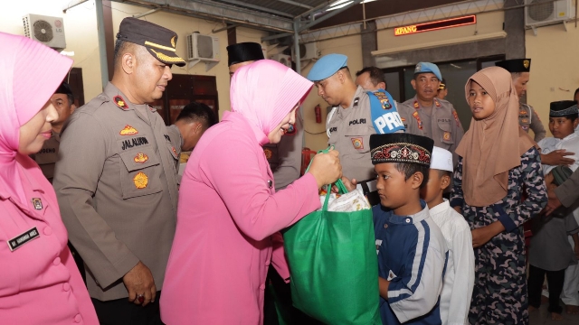 Wakapolres Sampang Bersama Jajaran Saat Menyerahkan Santunan Kepada Anak Yatim.