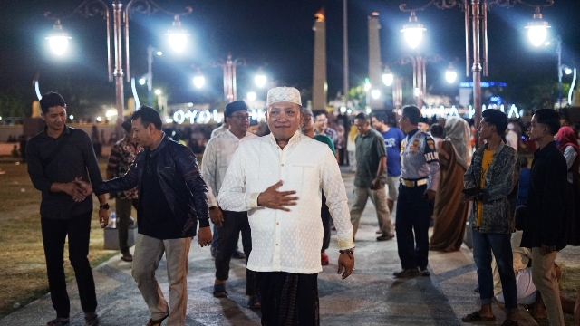 Bupati Sampang H. Slamet Junaidi Saat Meninjau Alun - Alun Trunojoyo.