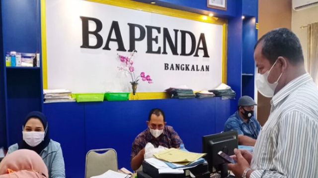 Salah Satu Pegawai Saat Melayani Masyarakat Di Kantor Bapenda Bangkalan.