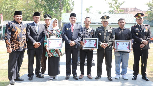 Bupati Sampang H. Slamet Junaidi Saat Usai Upacara Hut Tni Ke 78. (Foto : Prokopim Pemkab Sampang)