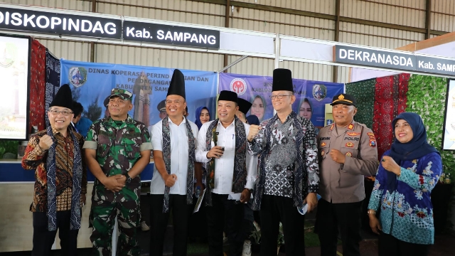 Bupati Sampang H. Slamet Junaidi Saat Meninjau Beberapa Stand Di Lokasi Sampang Investment Week Bersama Konsulat Jendral Beberapa Negara. (Foto : Prokopim Pemkab Sampang)