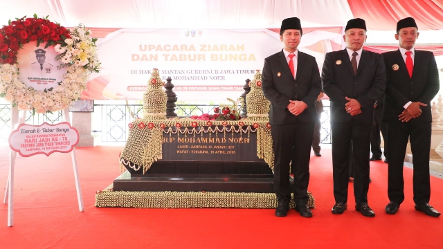 Wagub Emil Dardak Dan Bupati Serta Wabup Sampang Saat Ziarah Makam Rp Moh Noer. (Foto : Prokopim Pemkab Sampang)