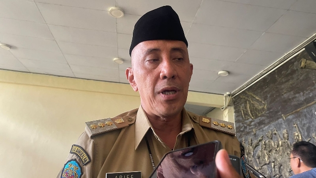 Pj Bupati Bangkalan Arief M Edie, Saat Di Wawancara Awak Media Usai Menggelar Rakor.