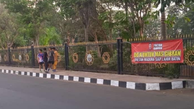 Spanduk Gibran Rakabuming Terpasang Di Alun-Alun Selatan Kota Bangkalan.