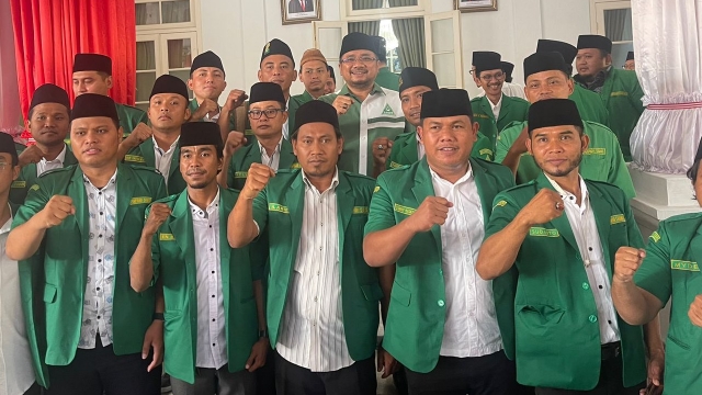 Ketum Pp Gp Ansor H Yaqut Cholil Qoumas Saat Foto Bersama Dengan Pengurus Pc Ansor Bangkalan.