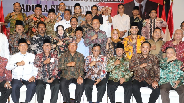 Bupati Sampang H. Slamet Junaidi Saat Bersama Menkopolhukam Ri Dan Pangdam V/Brawijaya Serta Tokoh Madura Se Indonesia Saat Mendeklarasikan Pemilu Damai. (Foto : Prokopim Pemkab Sampang)