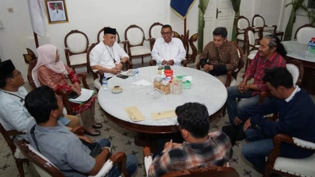 Pj Bupati Bangkalan Saat Melakukan Pertemuan Dengan Pelaku Tambang Galian C Di Pendopo Agung Bangkalan.