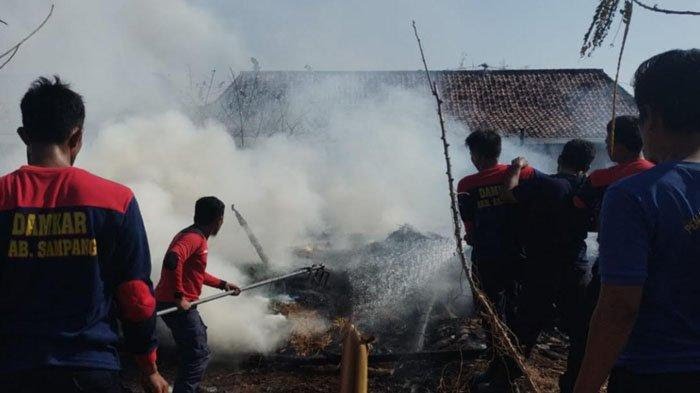 Petugas Pemadam Saat Memadamkan Kobaran Api. (Foto : Tribunnews)