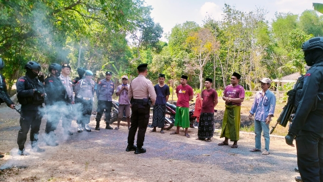 Petugas Kepolisian Saat Melakukan Pengamanan.