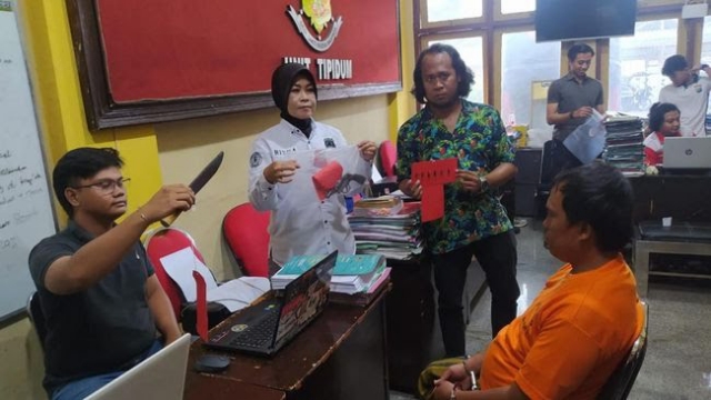 Tersangka Saat Diperiksa Oleh Penyidik Satreskrim Polres Bangkalan.