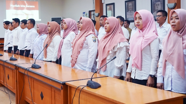 24 Pppk Saat Penyerahan Sk Oleh Sekdakab Sampang Di Aula Pemkab Setempat. (Foto : Prokopim Pemkab Sampang)