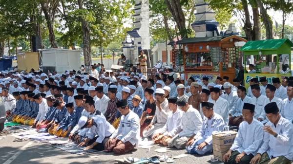 Aksi Doa Bersama Ulama Bersama Masyarakat Di Depan Gedung Dprd Sampang. (Foto : Sindonews)