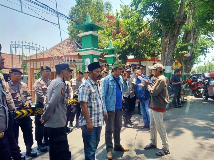 Kedatangan Sekelompok Massa Di Kantor Dpmd Pamekasan. (Foto : Sigap 88)