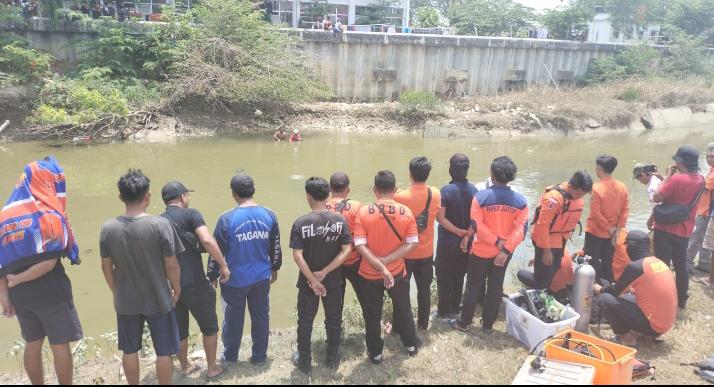 Proses Pencarian Korban Di Sungai Kamoning.